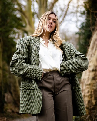 Look femme mêlant vert et marron Mocha Mousse, tendance 2025