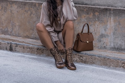 Look déclinant une palette beige et marron avec des chaussures en Mocha Mousse, couleur 2025